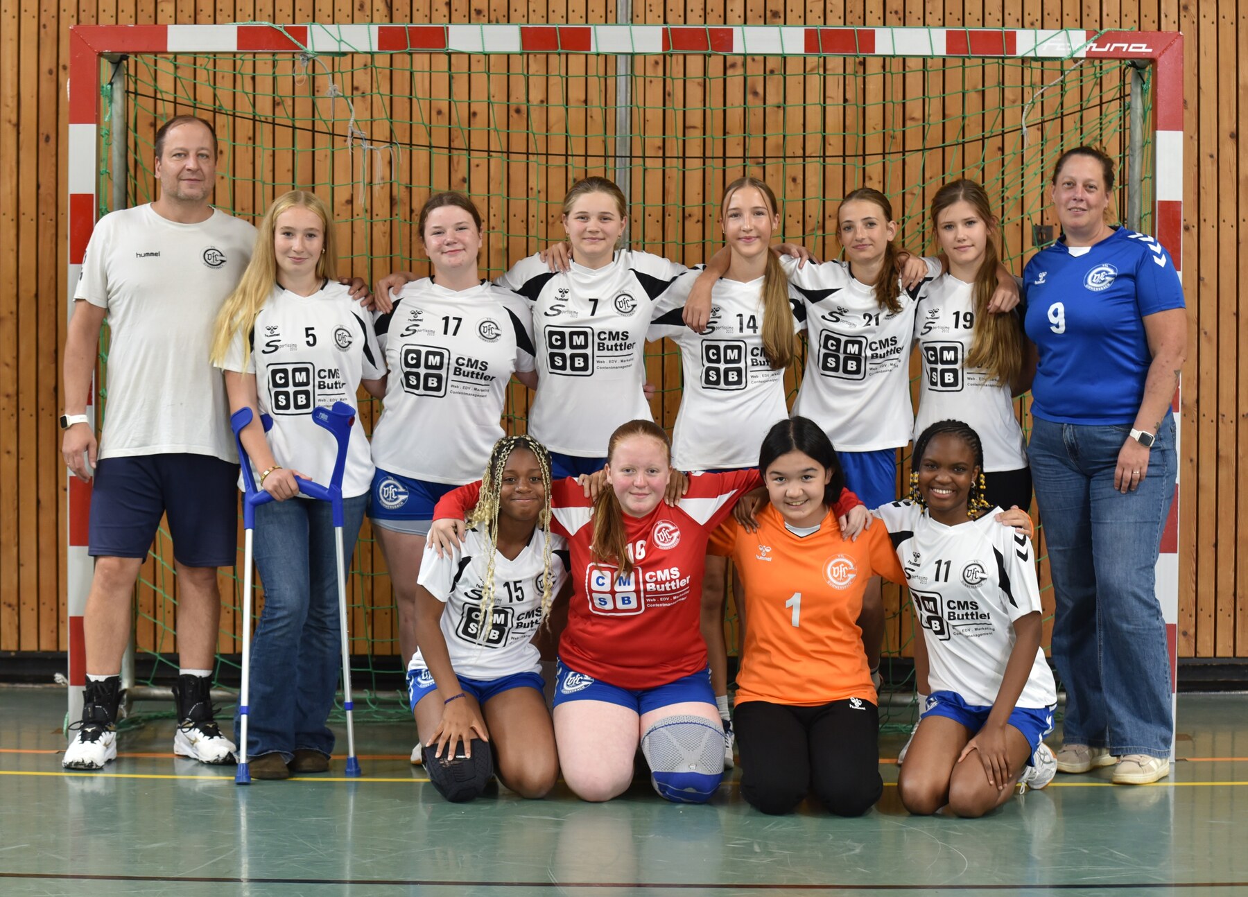 Weibliche C-Jugend des VfL Gummersbach im weißen Auswärtstrikot mit Sandra Jacobs und Benjamin Benni Jacobs