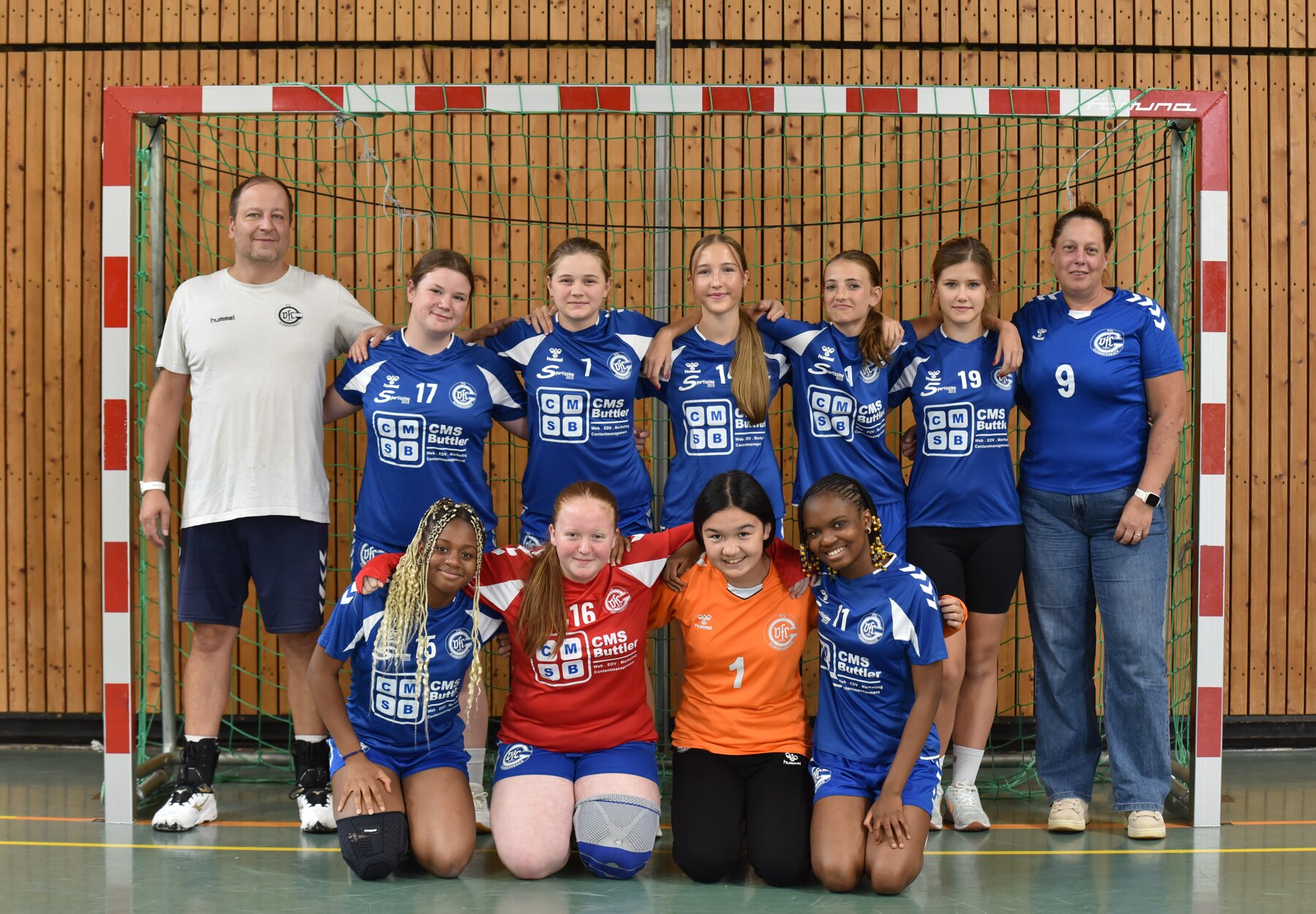 Weibliche C-Jugend des VfL Gummersbach im blauen Heimtrikot mit den Trainern Sandra Jacobs und Benjamin Benni Jacobs