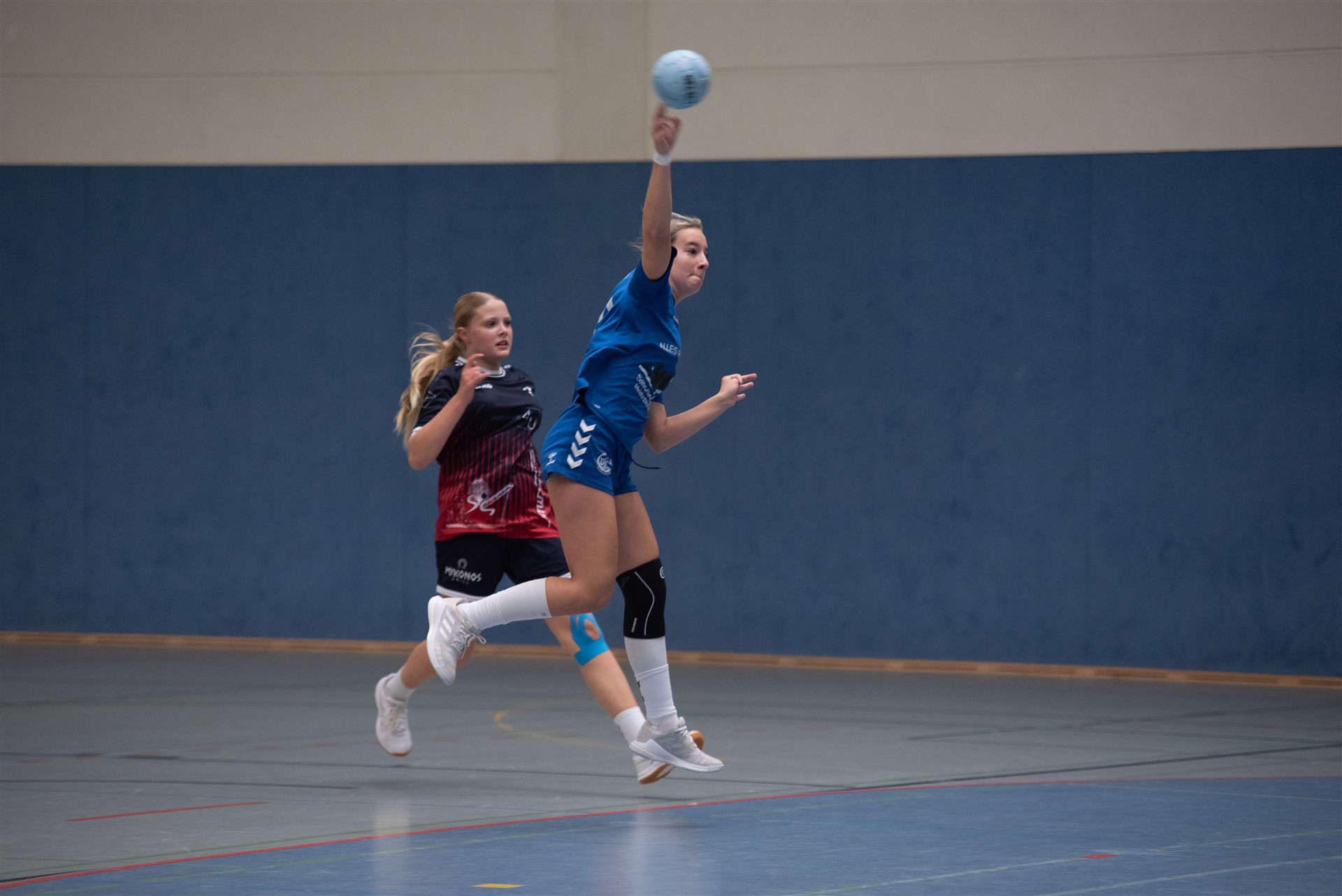 Sprungwurf einer VfL-Spielerin vor einer Gegenspielerin im Spiel gegen SG Kierspe-Meinerzhagen